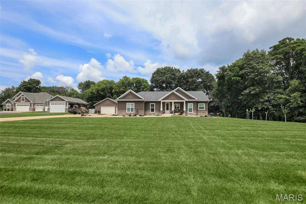 8125 Lost Bridge RD, Bethalto, IL 62010