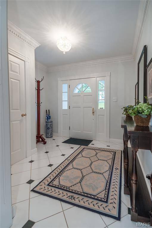 8 Granada WAY, Ladue, MO 63124