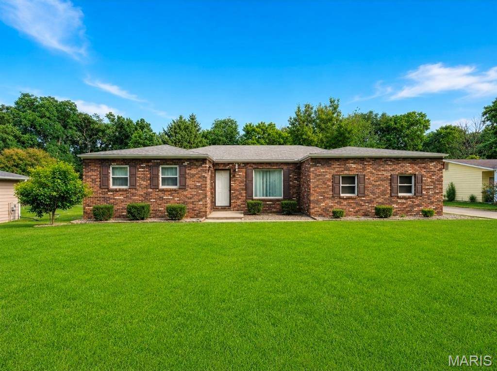 309 Bauer LN, Maryville, IL 62062