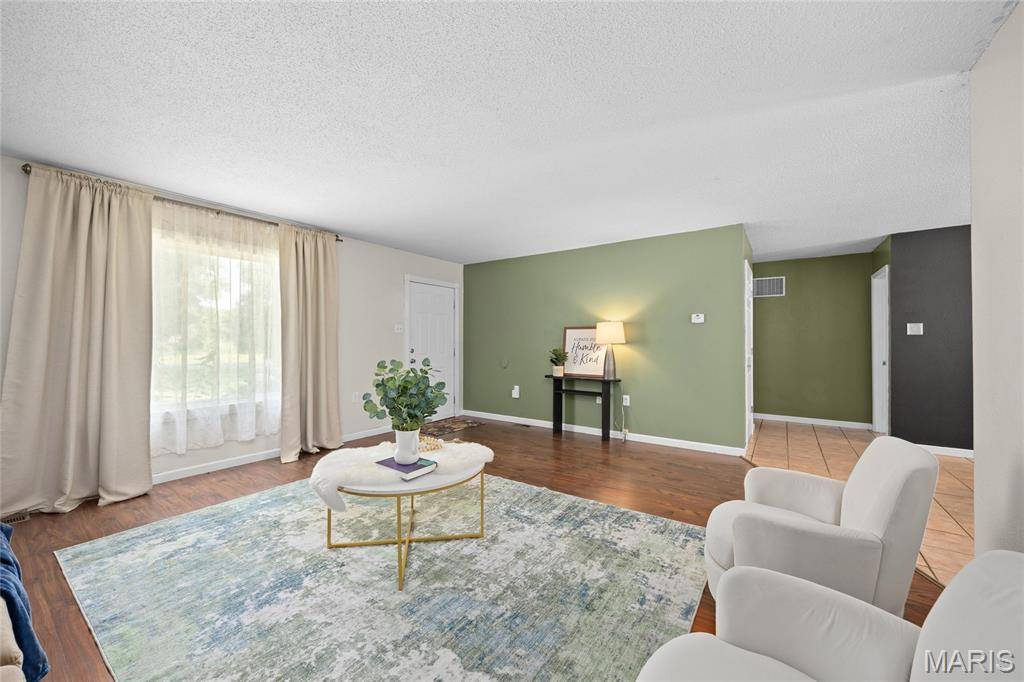 309 Bauer LN, Maryville, IL 62062