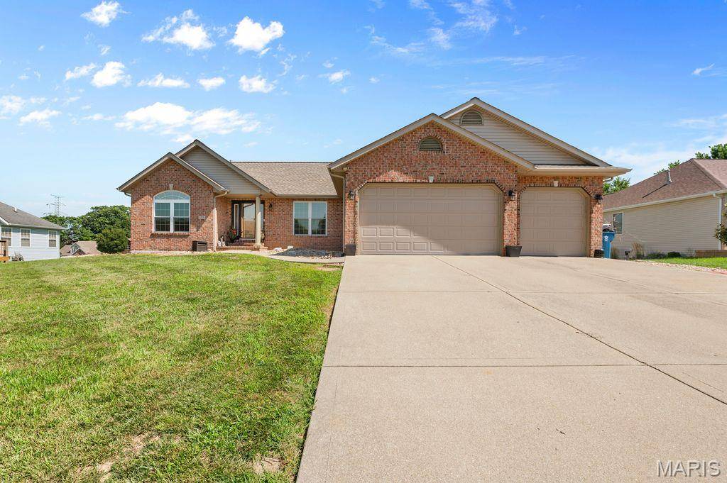 125 Oak Hill DR, Maryville, IL 62062