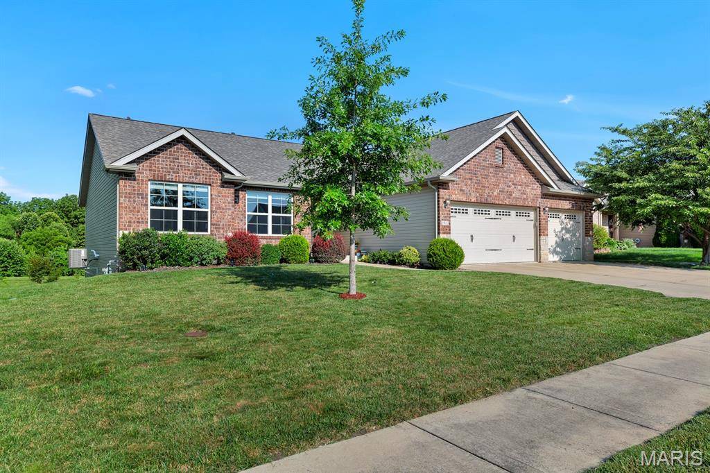 1913 Crimson Oak DR, Maryville, IL 62062