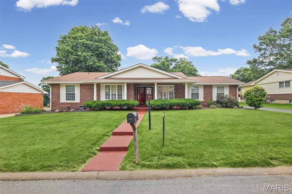 5303 River Aire DR, Godfrey, IL 62035