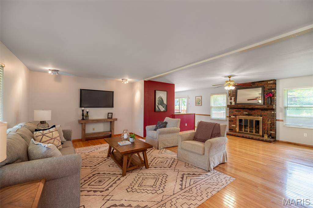 2846 Bee Tree LN, St Louis, MO 63129