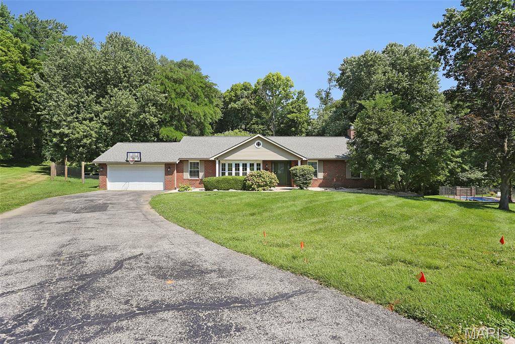 9 Robin LN, Collinsville, IL 62234