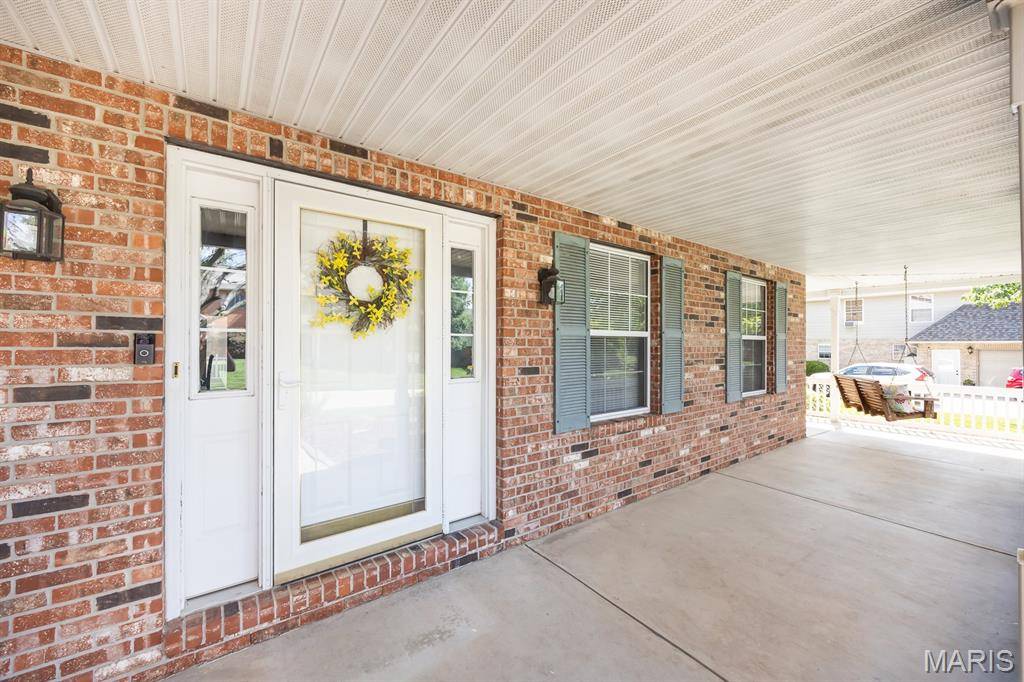 310 Meadowlark LN, Belleville, IL 62220