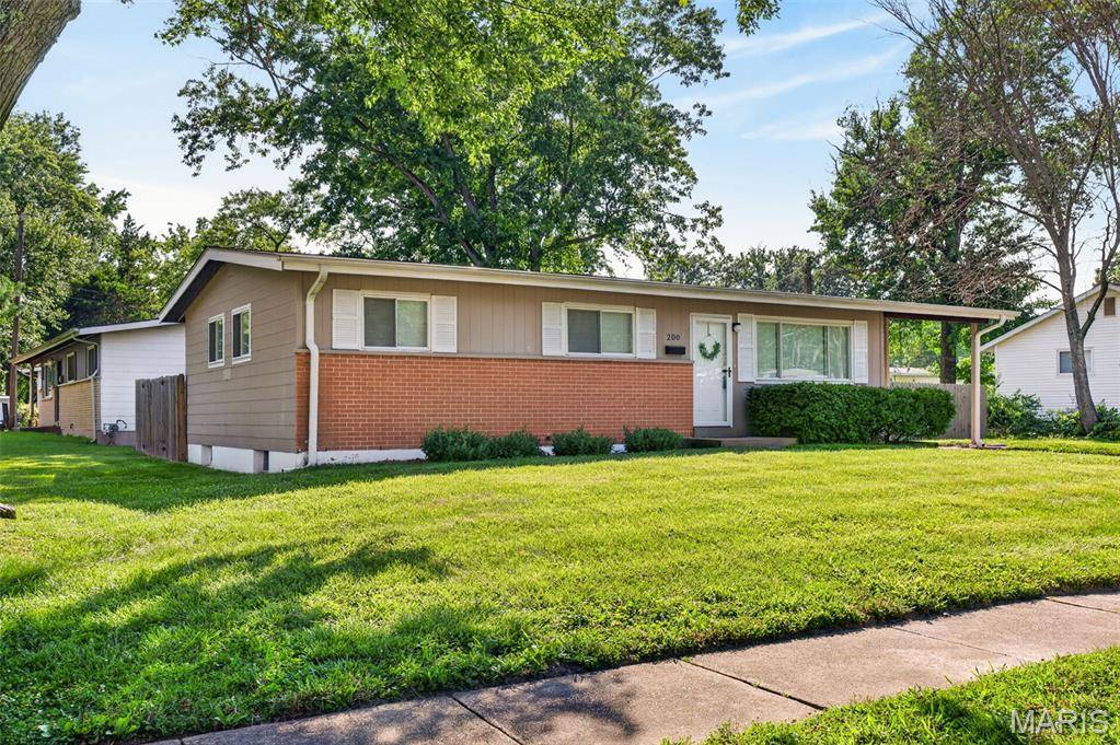 200 Falcon DR, Florissant, MO 63031