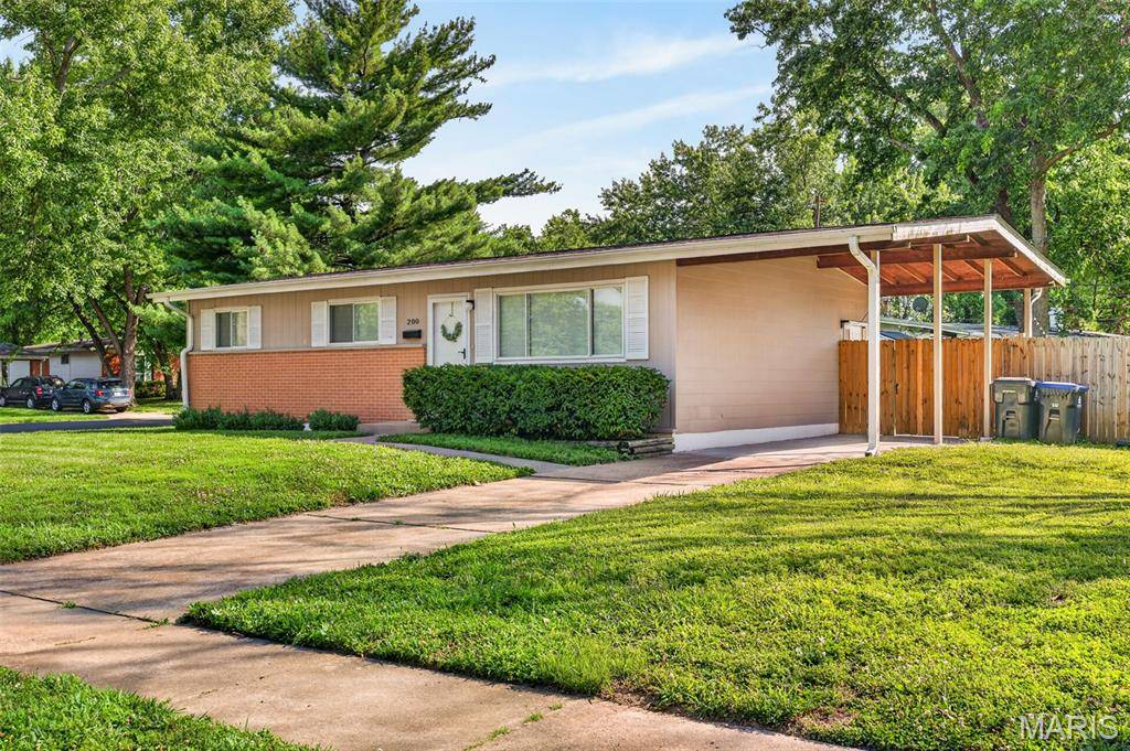 200 Falcon DR, Florissant, MO 63031