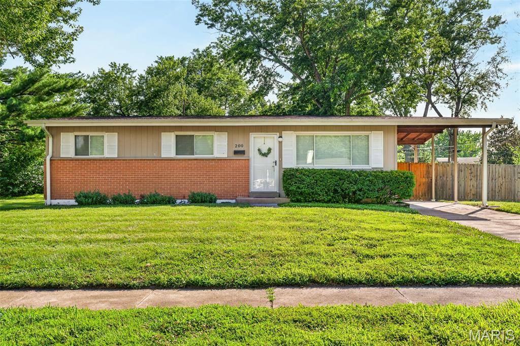 200 Falcon DR, Florissant, MO 63031
