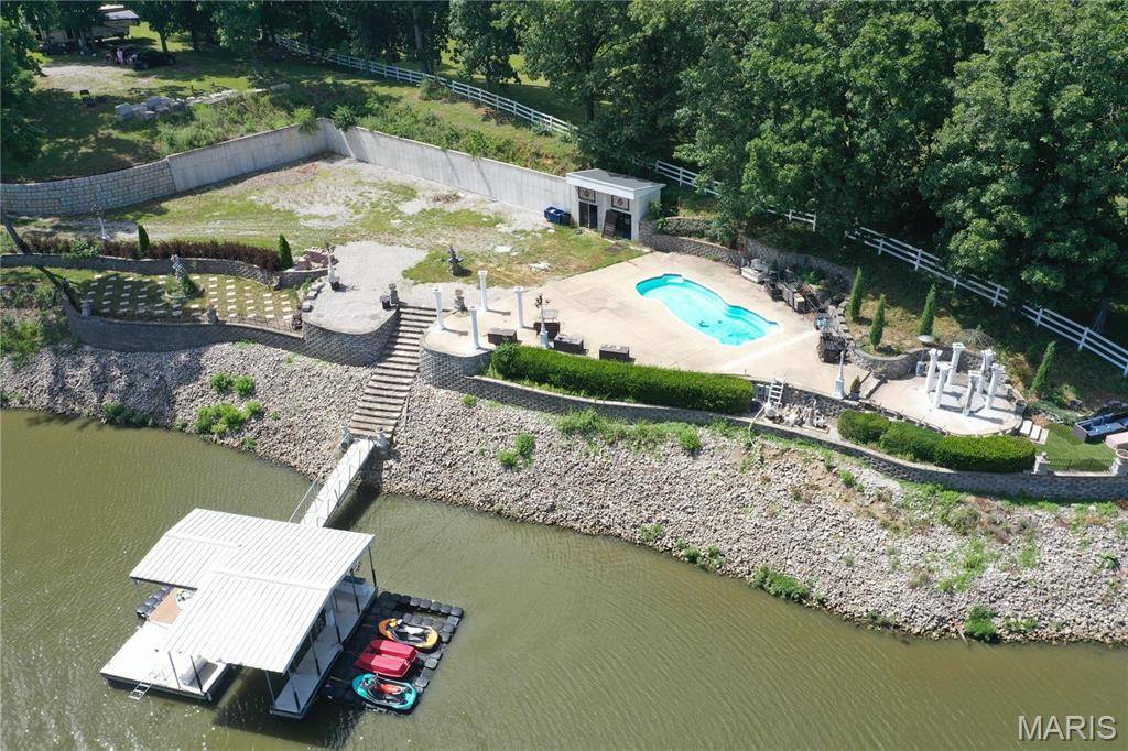 1 Fox Hollow DR, Hillsboro, IL 62049