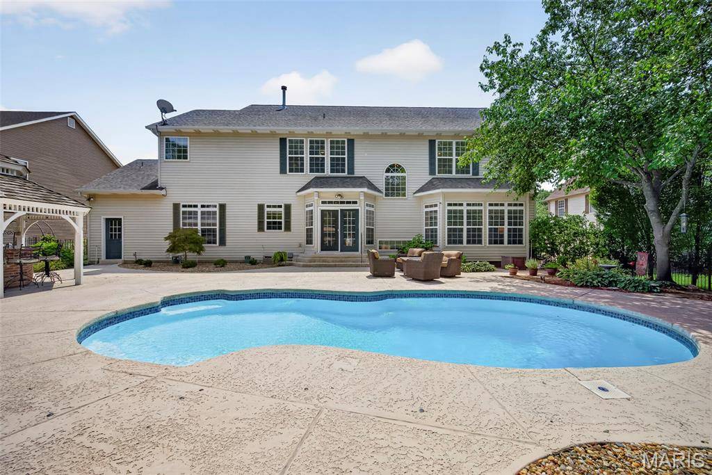 467 Oakshire LN, St Louis, MO 63122