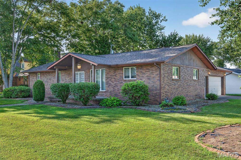 155 Keeven DR, Highland, IL 62249