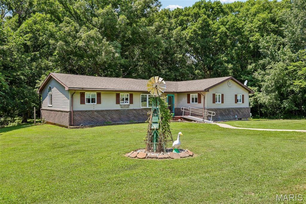 135 Duffs LN, Hillsboro, IL 62049