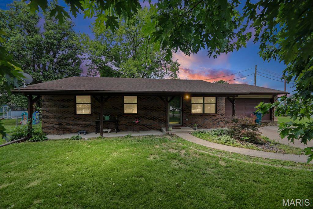 407 S Smith ST, Smithton, IL 62285
