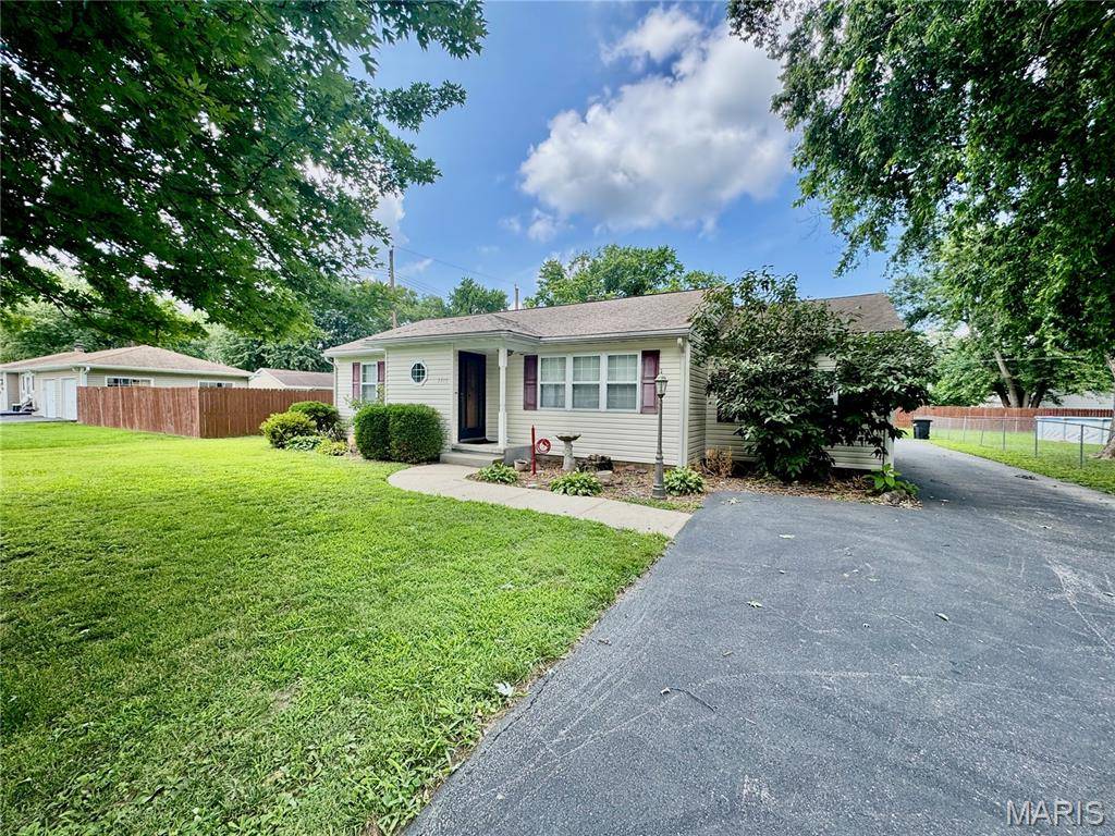 5513 Pontiac DR, Fairview Heights, IL 62208