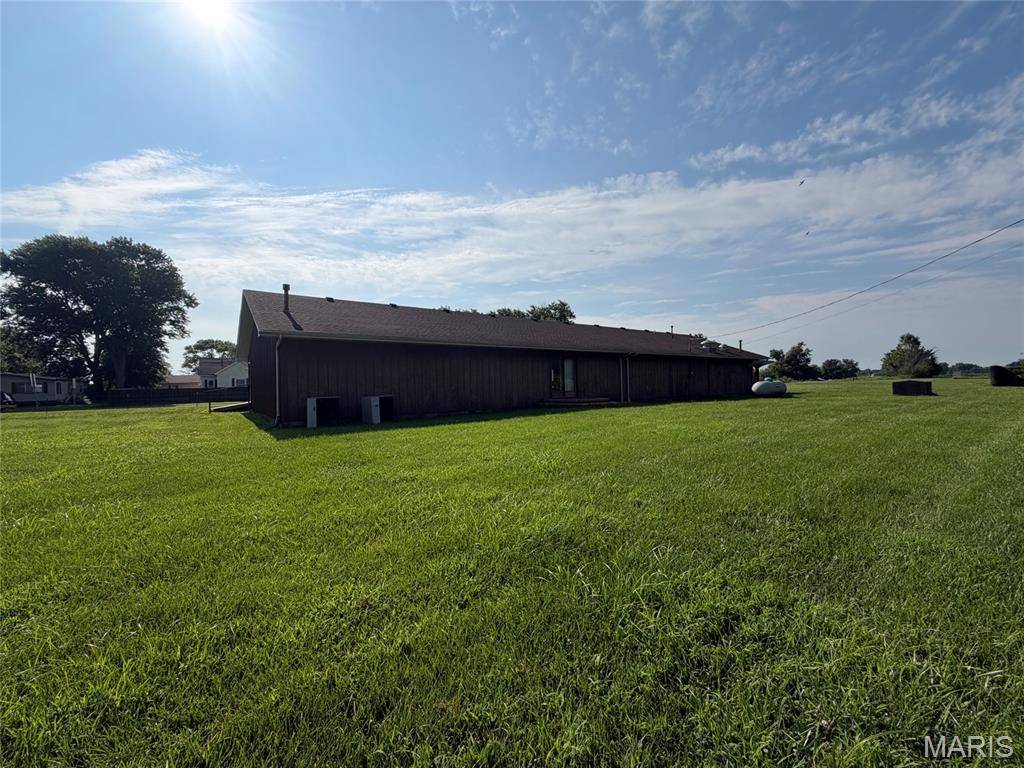 911 N 885 ST, Shobonier, IL 62885