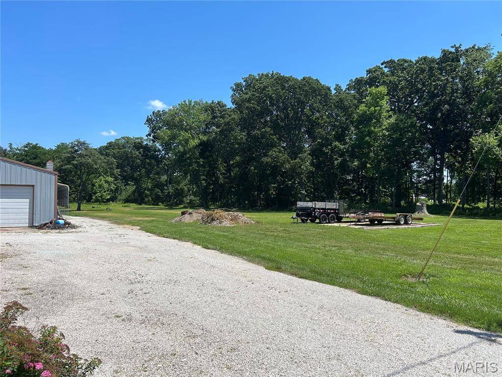 2106 N 2150 ST, St Elmo, IL 62458