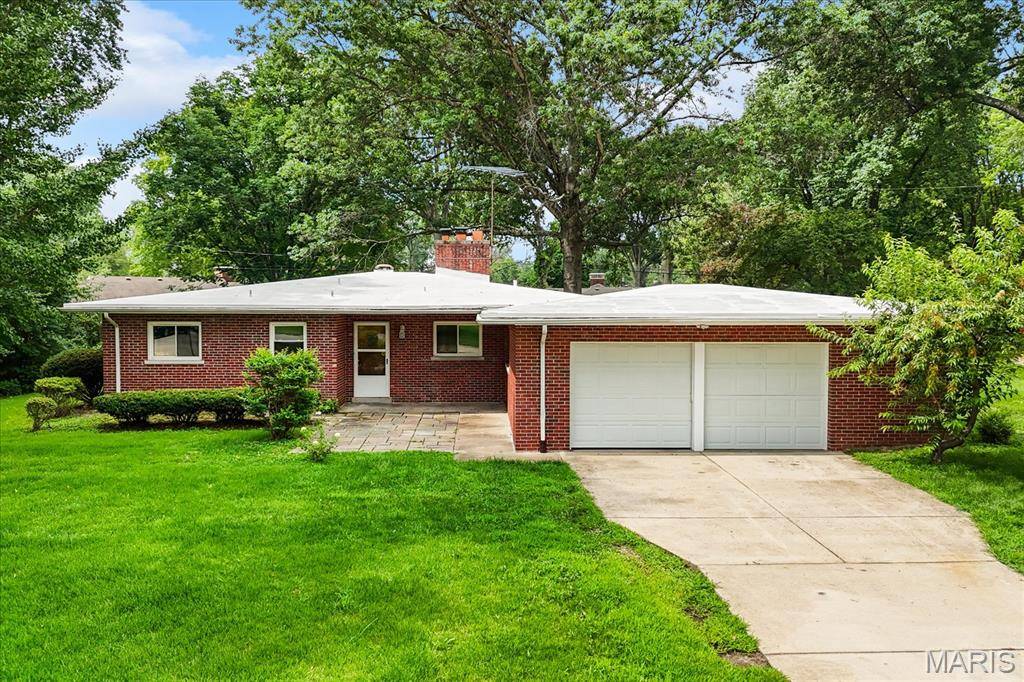 28 Shady LN, Belleville, IL 62221
