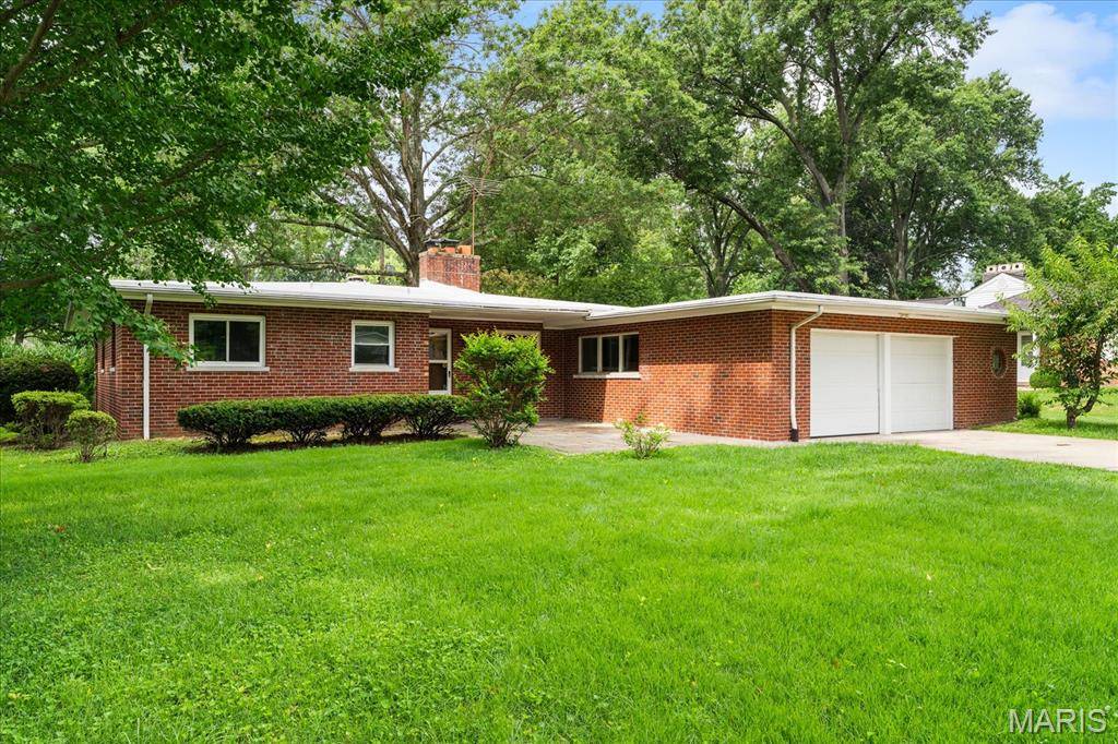 28 Shady LN, Belleville, IL 62221