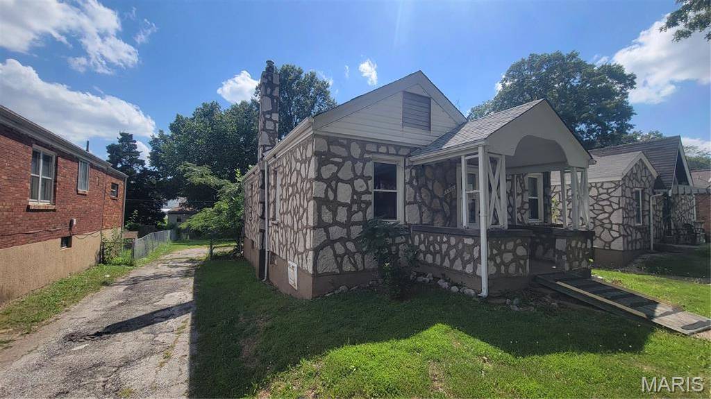 6932 Claremore DR, St Louis, MO 63121