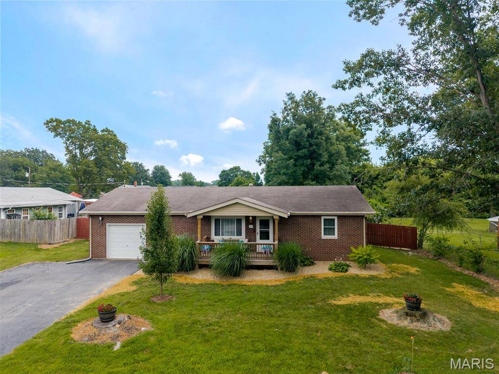 614 S Neunaber DR, Bethalto, IL 62010