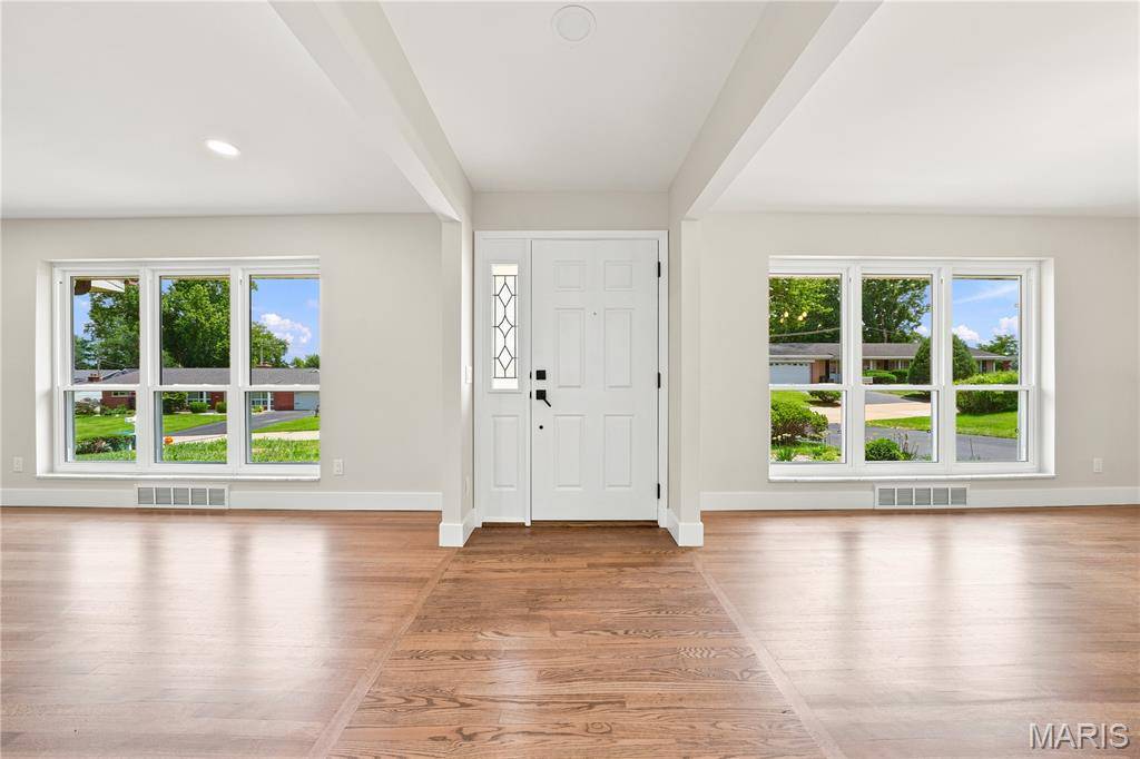 849 Charlesgate DR, St Louis, MO 63132