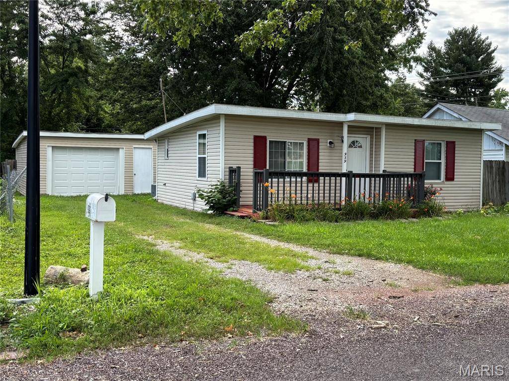 939 Green Mount LN, Belleville, IL 62220