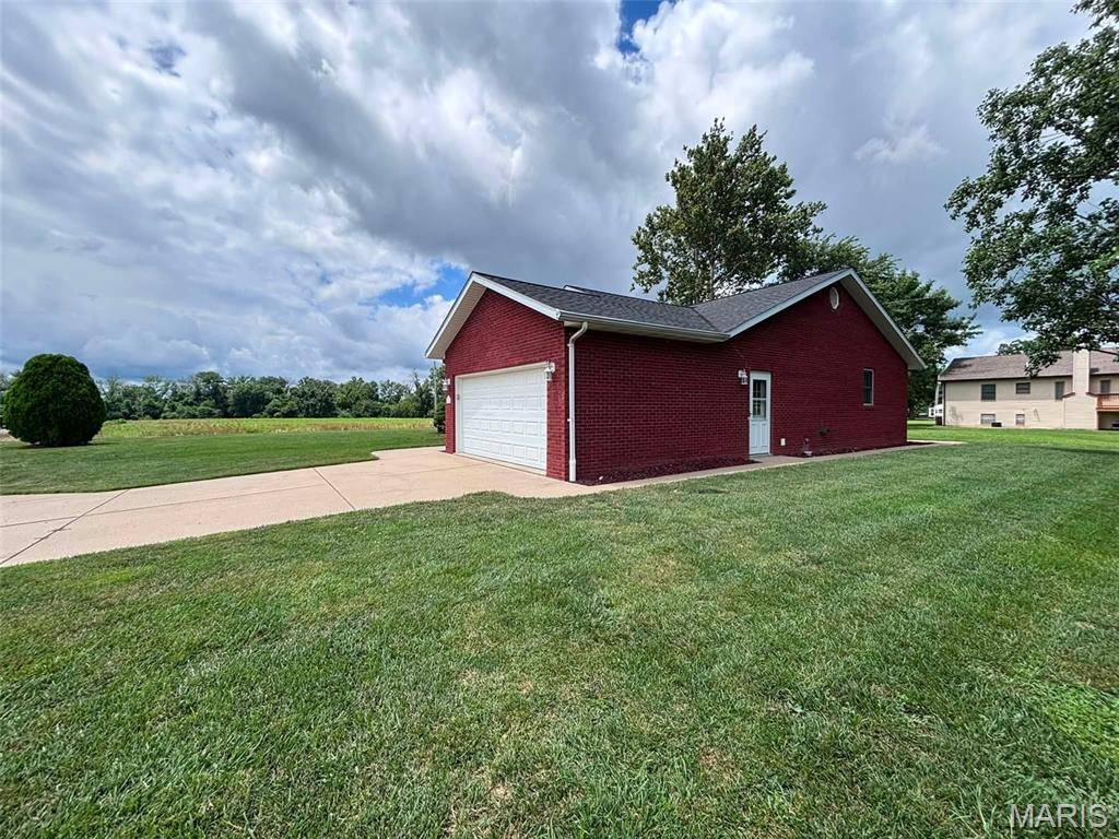 725 Lone Oak ST, St Libory, IL 62282