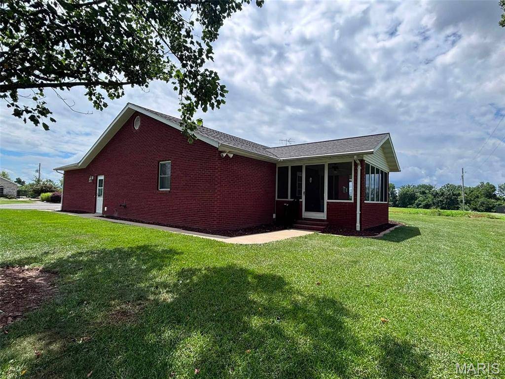 725 Lone Oak ST, St Libory, IL 62282