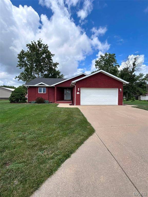 725 Lone Oak ST, St Libory, IL 62282