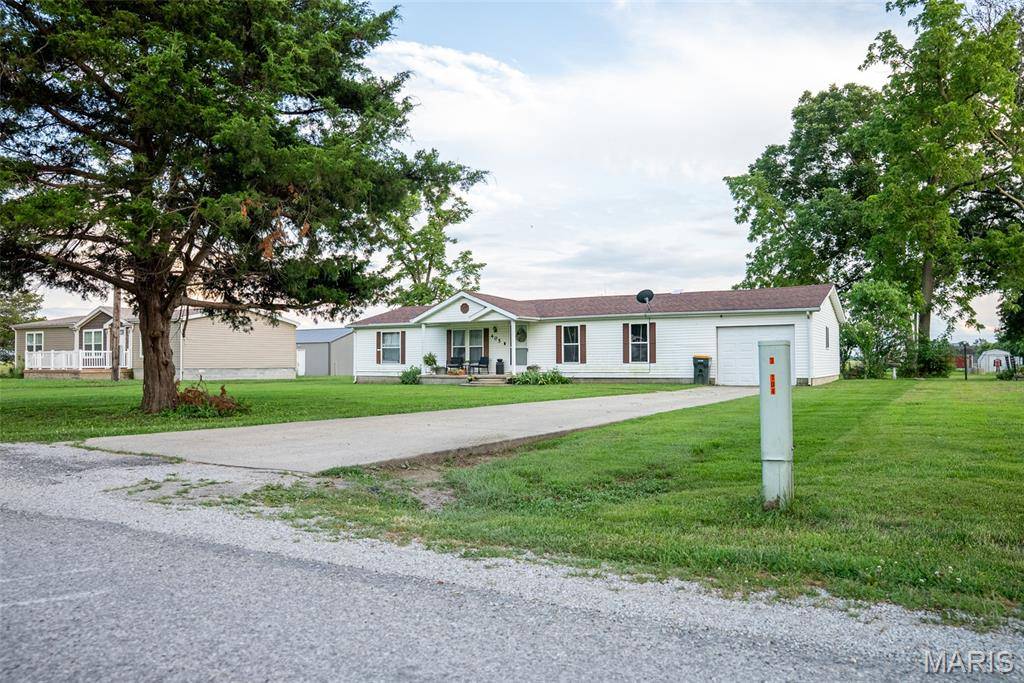 405 E Fayette AVE, Patoka, IL 62875