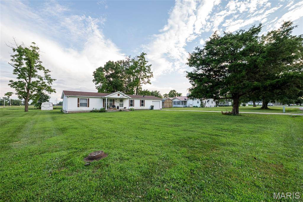 405 E Fayette AVE, Patoka, IL 62875