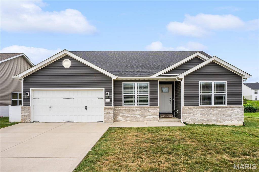 1323 Orchard Lakes CIR, Belleville, IL 62220