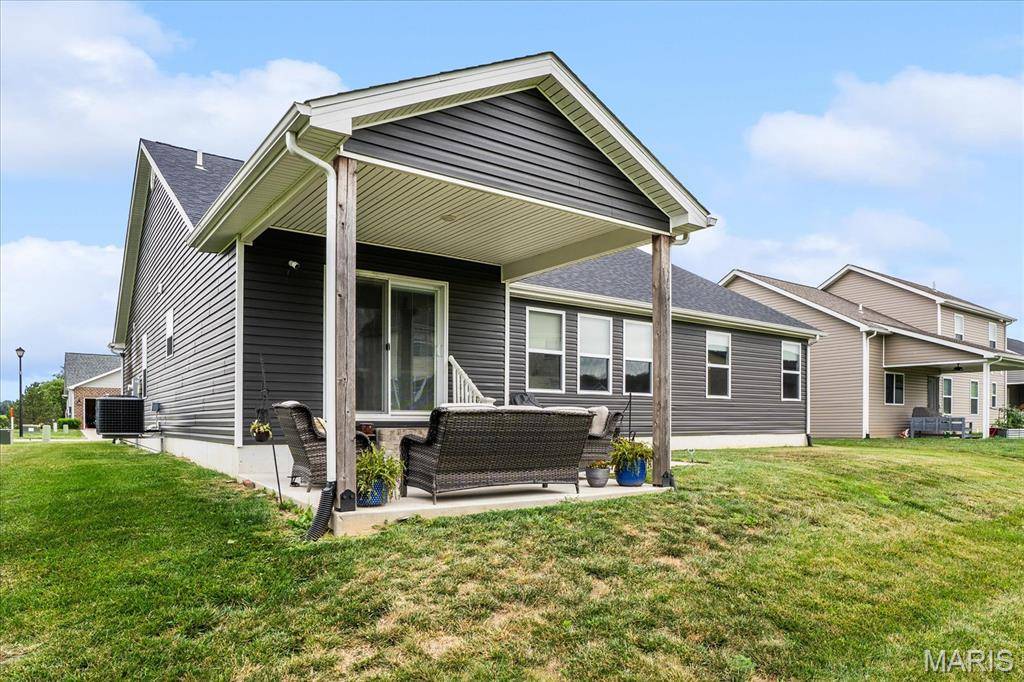 1323 Orchard Lakes CIR, Belleville, IL 62220