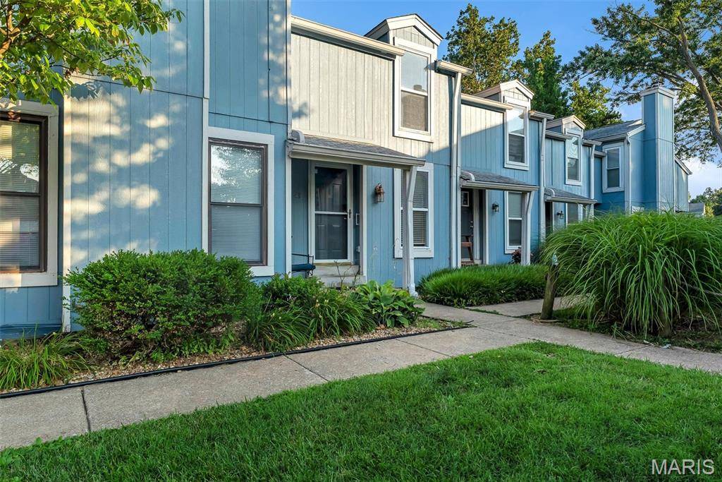 43 Breezy Knoll LN, Lake St Louis, MO 63367