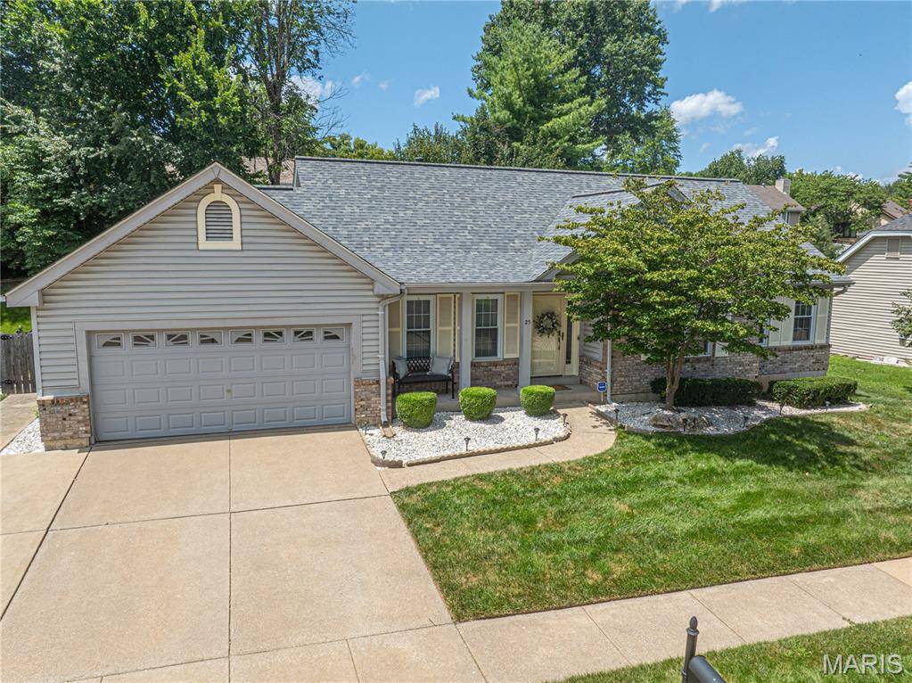 25 Beaujolais DR, Florissant, MO 63031