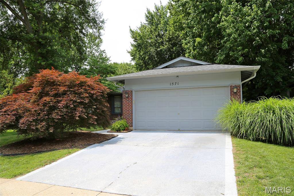 1571 Barkwood DR, Florissant, MO 63031