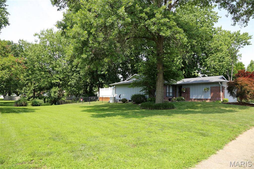 1571 Barkwood DR, Florissant, MO 63031