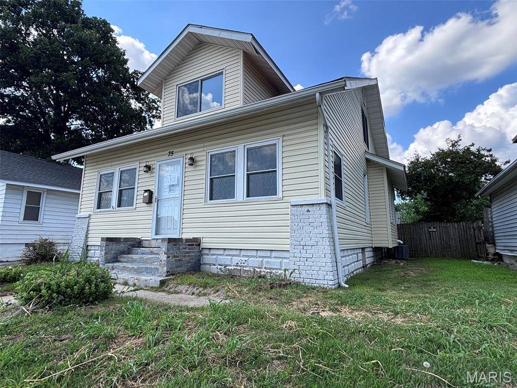 75 Eckhard AVE, Wood River, IL 62095