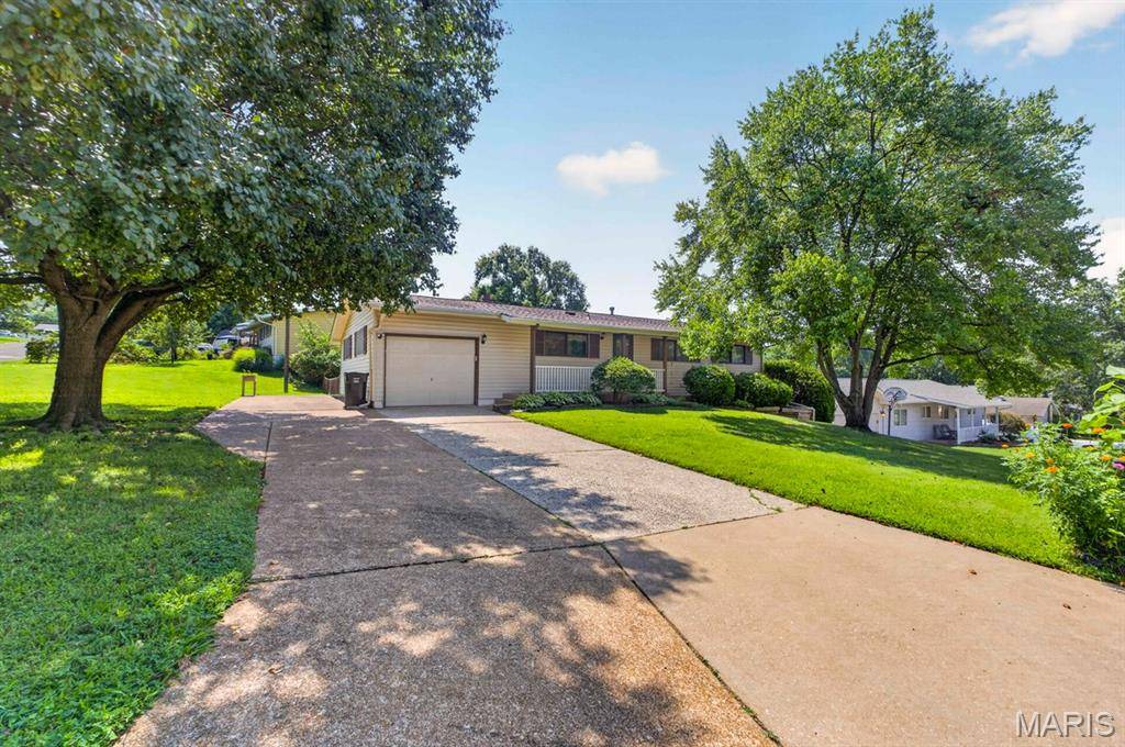 4146 Garvey DR, Mehlville, MO 63129