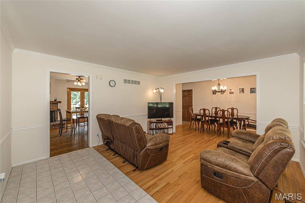 12112 Greenwalk DR, St Louis, MO 63146