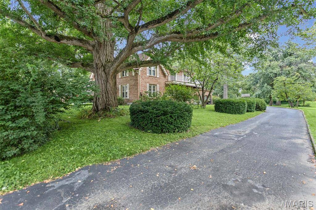 346 College AVE, Carlinville, IL 62626