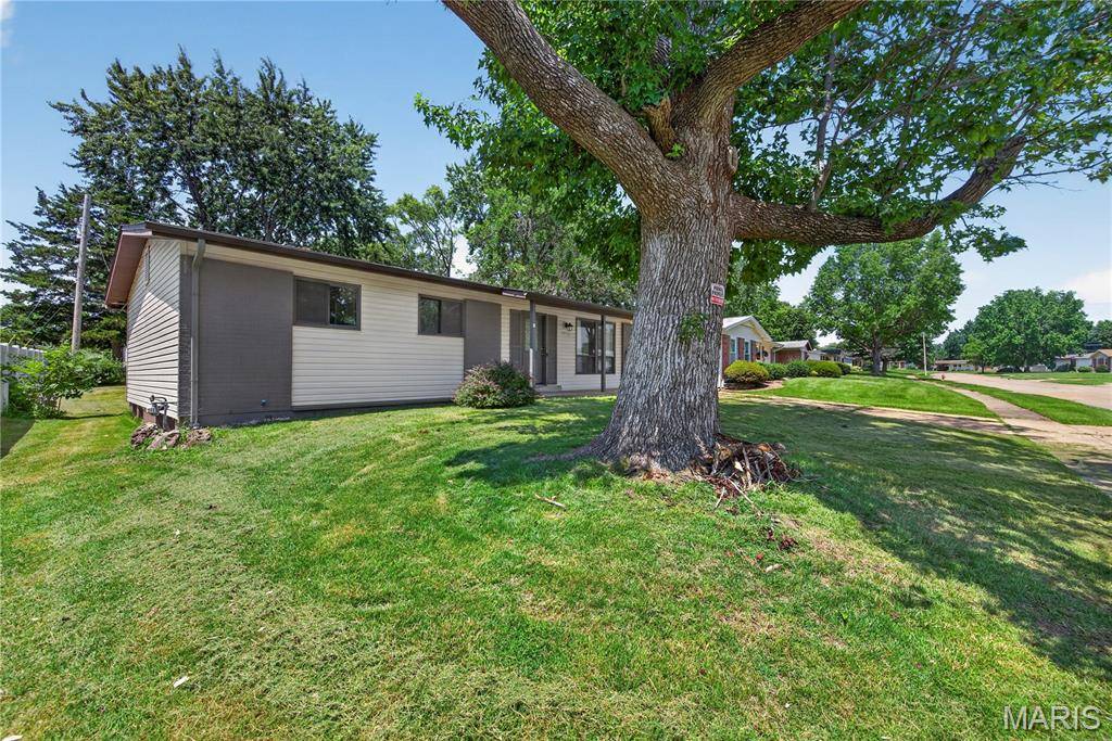 1455 Ranchwood DR, Florissant, MO 63031