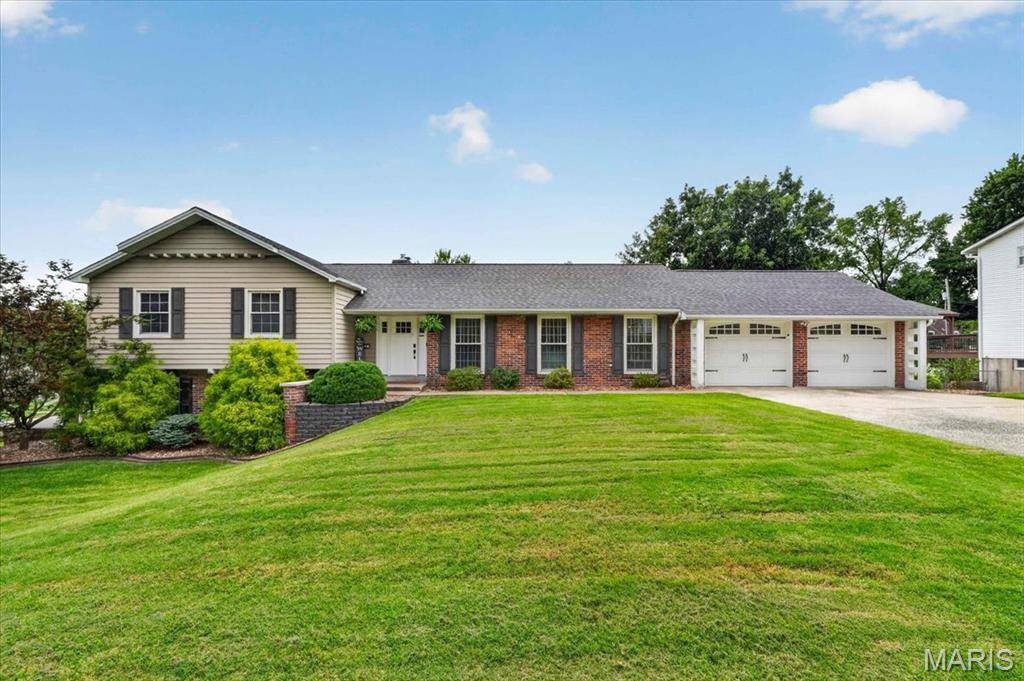 20 Shawnee DR, St Charles, MO 63301