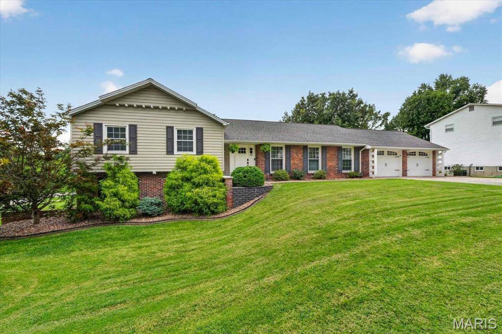 20 Shawnee DR, St Charles, MO 63301