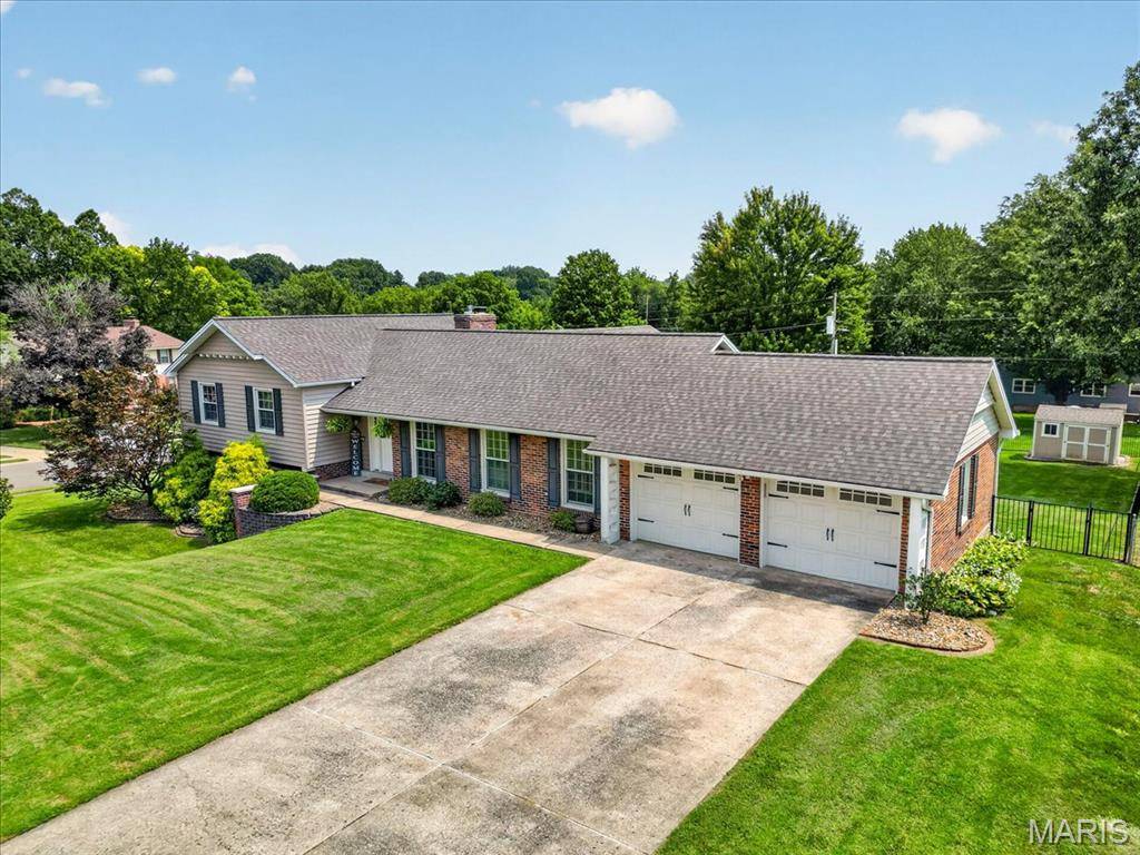 20 Shawnee DR, St Charles, MO 63301