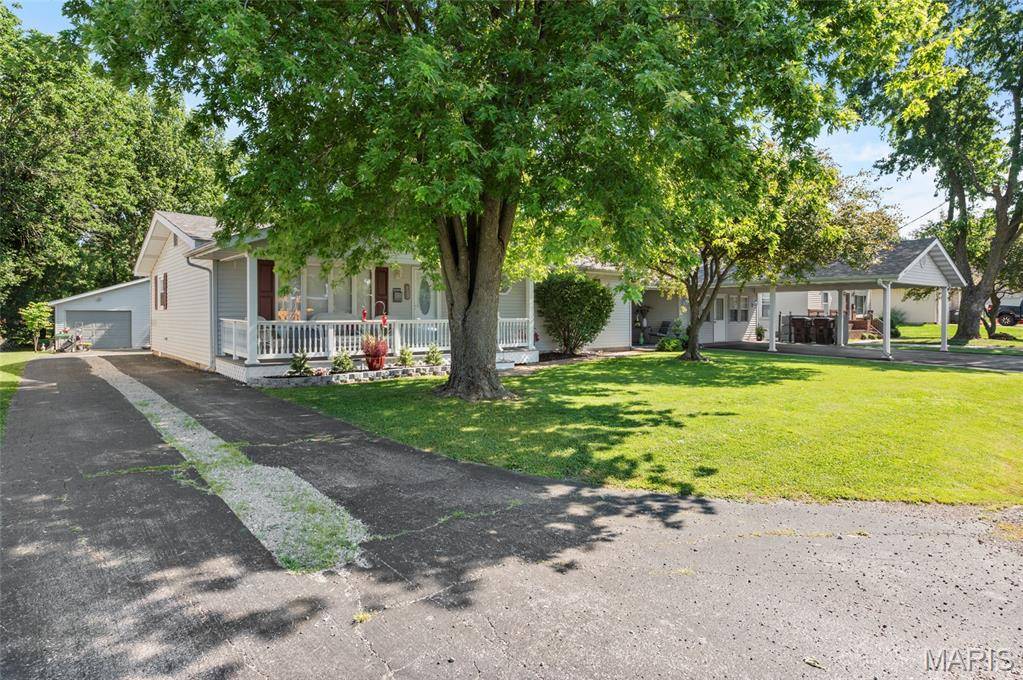 723 Bunker Hill RD, Staunton, IL 62088