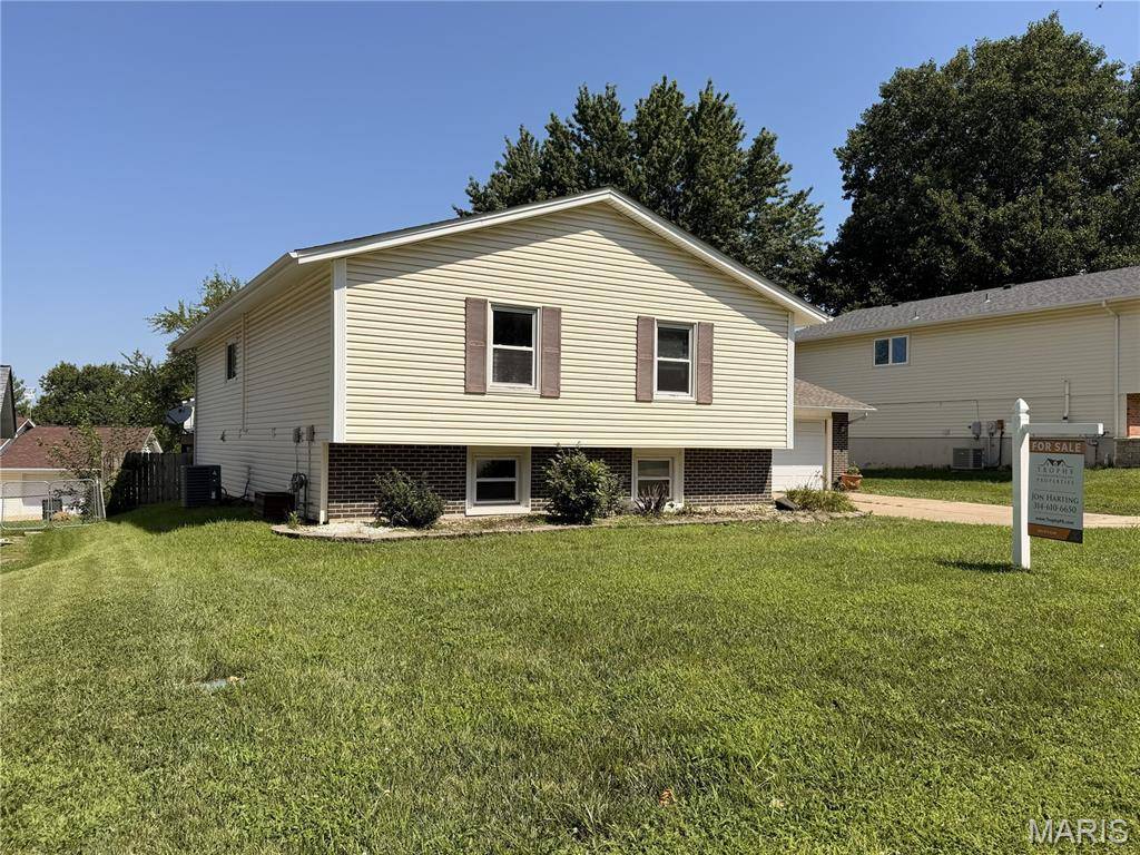 1515 Shadow LN, St Charles, MO 63303