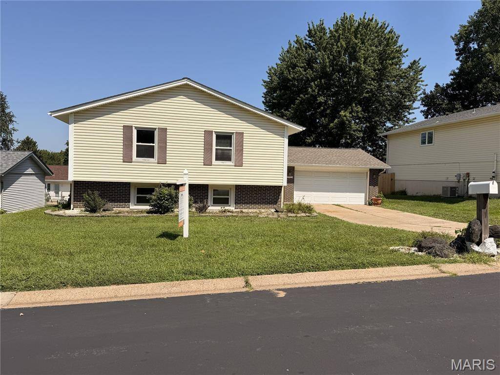 1515 Shadow LN, St Charles, MO 63303