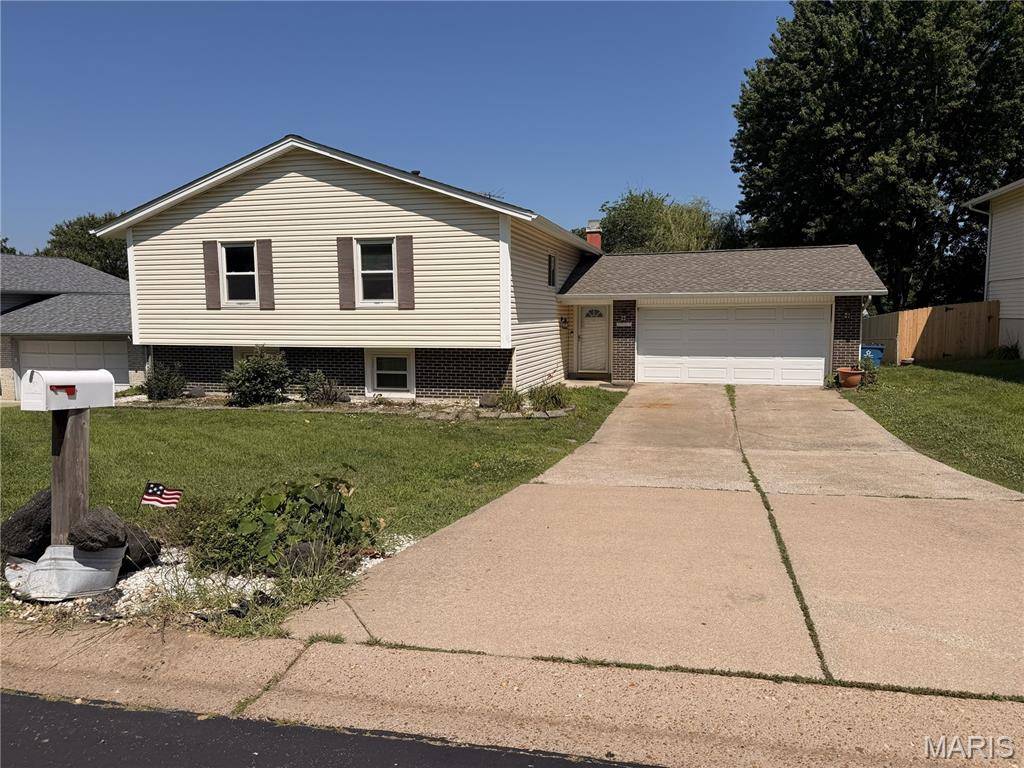 1515 Shadow LN, St Charles, MO 63303